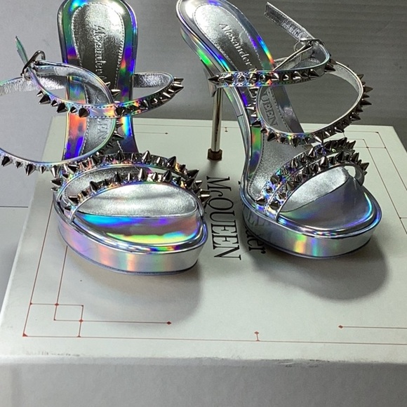 Alexander McQueen
Punk Stud Metallic Leather Ankle-Strap Sandals - Picture 7 of 10